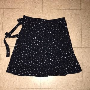 Brandy Melville Genevieve Wrap Skirt in Black/Pink Rosebuds (One Size Fits Most)